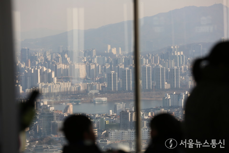  서울 아파트값이 상승폭이 가팔라지고 있는 가운데 경기도 경부권을 중심으로 높은 상승률을 나타내며 보합 전환했다. (남산) / 사진 = 서울뉴스통신 DB