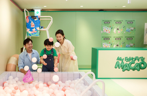 '2024 마카오 위크 로드쇼' 경품 이벤트를 즐기고 있는 모습