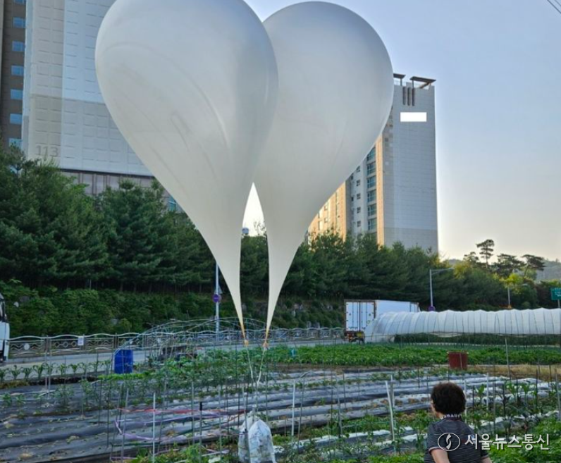 북한이 살포한 대남전단(삐라)이 경기도 곳곳에서 발견되는 가운데 29일 오전께 용인시 처인구 이동읍에서 발견된 대남전단 풍선 모습. (2024.5.29) / 사진 = 독자제공