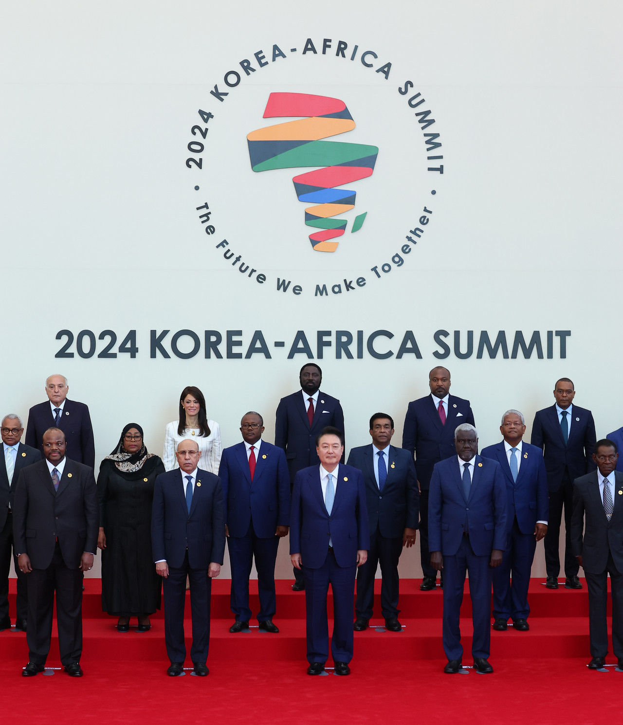 윤석열 대통령과 아프리카 정상들이 4일 2024 한-아프리카 정상회의장에서 열린 한-아프리카 정상회의에서 기념 촬영을 하고 있다. (2024.06.04) / 사진 = 2024 한-아프리카 정상회의 & 연합뉴스 제공