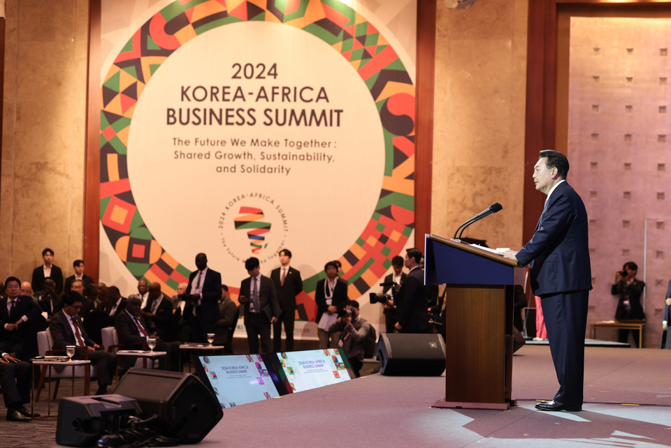윤석열 대통령이 5일 서울 중구 롯데호텔에서 열린 '2024 한-아프리카 비즈니스 서밋 개회식'에서 기조연설을 하고 있다. (2024.06.05) / 사진 = 2024 한-아프리카 정상회의 & 연합뉴스 제공