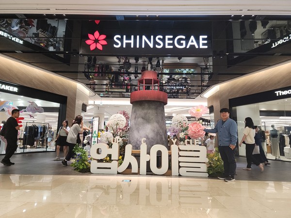 경기도의회 유호준 의원이 6일 하남 스타필드 내 신세계백화점 중앙광장에서 진행된 '업사이클 팝업스토어'에 방문했다. [사진=경기도의회]