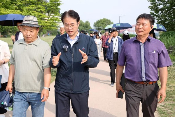 이동환 고양특례시장이 행주산성 일원을 방문하여 문화관광 정책을 점검하고 주민의견을 청취하고 있다 / 사진 = 고양시