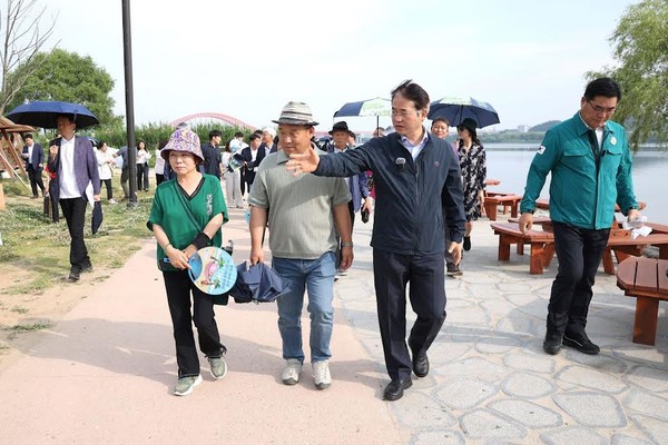 이동환 고양특례시장이 행주산성 일원을 방문하여 문화관광 정책을 점검하고 주민의견을 청취하고 있다 / 사진 = 고양시