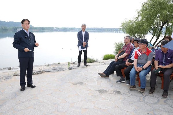 이동환 고양특례시장이 현장점검에 참석한 행주동 주민들과 함께 행주산성 일대의 프로젝트들을 논의하고 있다 / 사진 = 고양시