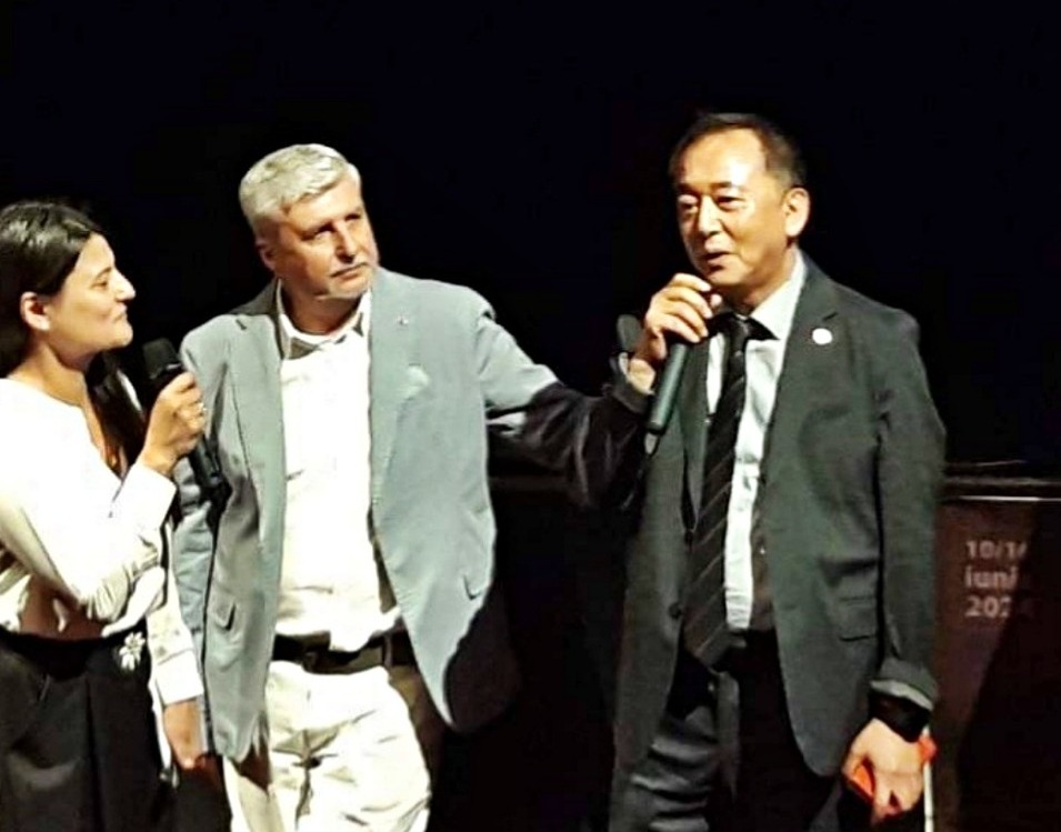 바벨페스티벌 사상 최대규모의 한국 작품이 루마니아에서 공연되는 가운데 한국연극협회 이사장 손정우가 바벨페스티벌에 참가한 한국 연극인들에게 인사말을 전했다. / 사진 = 한국연극협회 제공