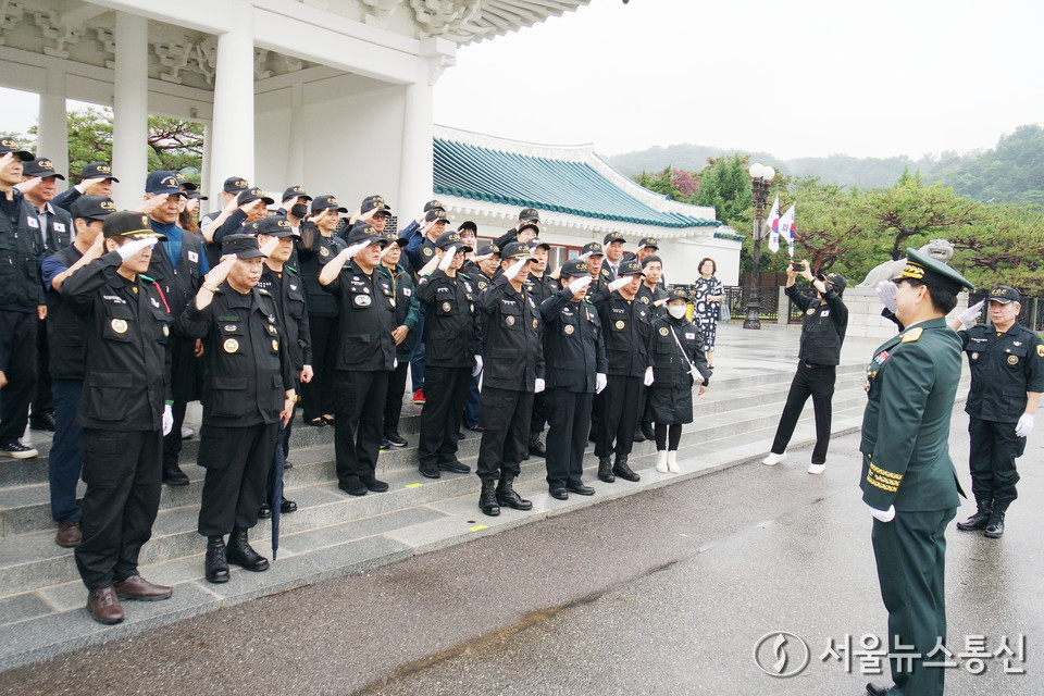 한국방송연기자노동조합  탤런트지부 프리랜서탤런트극회가 (사)수도방위사령부 전우회 재난안전봉사단와 호국보훈의  달 6월 맞이해 8일 현충원 참배행사를  했다. (2024.06.08) / 사진 = 서울뉴스통신 최정인 기자