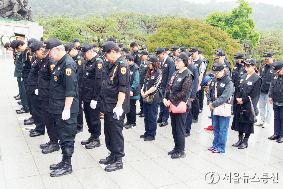 한국방송연기자노동조합  탤런트지부 프리랜서탤런트극회가 (사)수도방위사령부 전우회 재난안전봉사단와 호국보훈의  달 6월 맞이해 8일 현충원 참배행사를  했다. (2024.06.08) / 사진 = 서울뉴스통신 최정인 기자