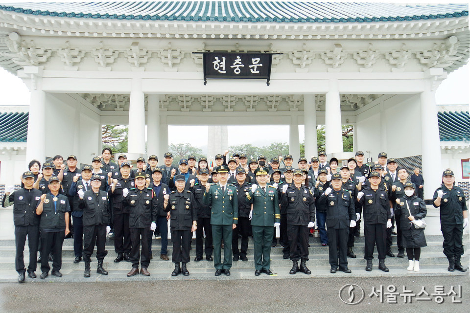 한국방송연기자노동조합  탤런트지부 프리랜서탤런트극회가 (사)수도방위사령부 전우회 재난안전봉사단와 호국보훈의  달 6월 맞이해 8일 현충원 참배행사를  했다. (2024.06.08) / 사진 = 서울뉴스통신 최정인 기자