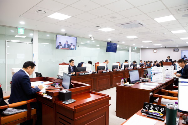 경기도의회 건설교통위원회(위원장 김종배)는 18일 제375회 정례회 제2차 회의에서 조례안 및 결산승인 심의를 끝으로 2년 간의 11대 전반기 의정활동을 마무리했다. [사진=경기도의회]