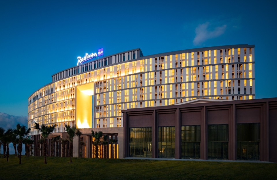 깜란 베이의 아름다운 해안선 초입에 자리잡은 래디슨 블루 리조트 깜란 전경. (사진제공) 