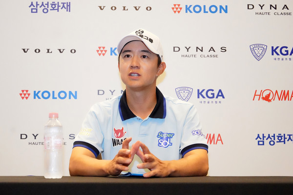 22일, 송영한이 대회장 내 프레스센터에서 인터뷰하고 있다. (사진 코오롱한국오픈조직위제공)