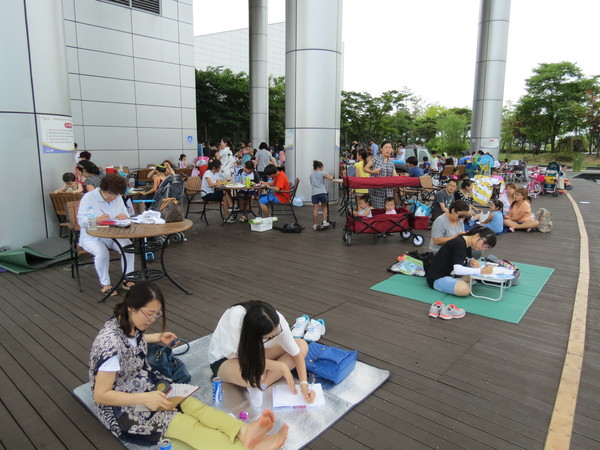 성남문화원(원장 김대진)은 자라나는 청소년들에게 내 고장 성남에 대한 애향심과 자기 정체성을 심어주고, 상상력과 창의력을 높일 기회를 주기 위해‘제33회 성남사랑 글짓기 대회’를 개최한다. 사진은 2023년에 펼쳐진 글짓기대회 광경. 사진/성남문화원