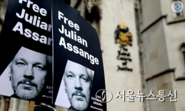 지난 3월 26일 런던에 있는 영국 고등법원 청사 앞에 '어산지를 석방하라'고 쓰인 플래카드가 걸려 있다. (사진/신화통신)