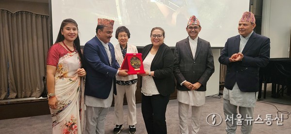 주한 네팔대사관 죠티 피약쿠렐(번다리) 대사는 27일 오후 서울 중구 프레스센터에서 개최된 ‘네팔 관광 홍보 이벤트 및 B2B 미팅’행사에서 “현재 대한항공만이 직항을 운항 중인데 빠른 시일내 직항노선 등을 추가하고 관광 등 투자 유치 프로젝트를 실시한다”고 밝혔다. 