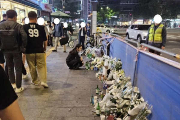 서울 시청역 차량 역주행 사고 추모현장을 찾은 김건희 여사. 인터넷 커뮤니티 갈무리
