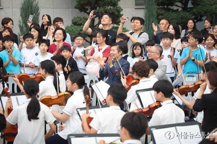 전성수 서초구청장이 4일 서울 서초구 서울교육대학교부설초등학교에서 한빛 오케스트라의 연주를 보며 박수치고 있다. (2024.07.04) / 사진 = 서초구 제공