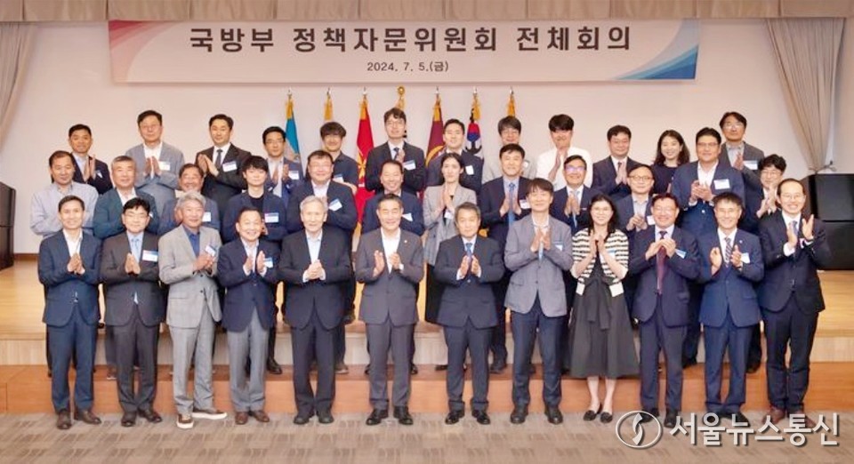 신원식(앞줄 왼쪽 여섯째) 국방부장관이 5일 서울 용산구 국방컨벤션에서 열린 2024년 국방부 정책자문위원회 전체회의에 참가한 국방부 정책자문위원들과 함께 기념촬영을 하고 있다. (2024.07.05) / 사진 = 국방부 제공