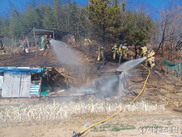 30일 울산시 북구 중산동 한 농막에서 불이나 소방당국이 진화작업 중이다. (2023.01.30) / 사진 = 울산소방본부 제공