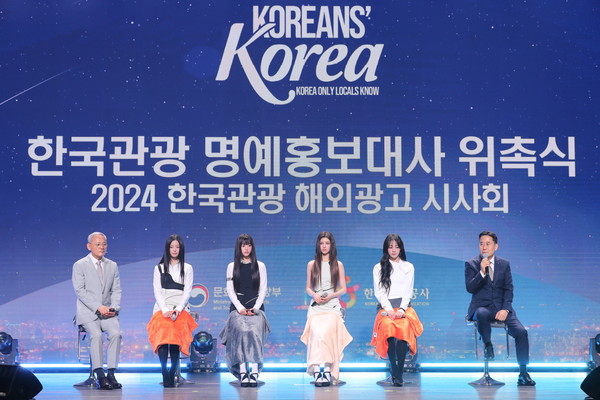 [한국관광공사] 한국관광 명예홍보대사 위촉식에서 공사 서영충 직무대행이 한국관광 해외 홍보영상 소개와 활용 방안에 대해 설명하고 있다