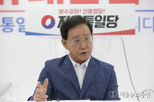 자유통일당 혁신업무를 지난 6월 20일부터 개시한 이종혁 자유통일당 신임 혁신위원장이자 사무총장이 최근 서울 여의도 자유통일당 당사에서 진행한 인터뷰에서 당 혁신위원장으로서의 고견과 한국 정치에 대한 개인적인 의견 등을 말하고 있다. 2024.07.15. (공동취재)