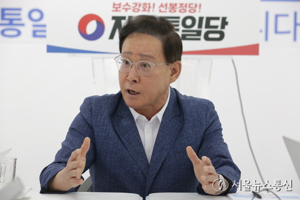 자유통일당 혁신업무를 지난 6월 20일부터 개시한 이종혁 자유통일당 신임 혁신위원장이자 사무총장은 최근 서울 여의도 자유통일당 당사에서 진행한 인터뷰에서 당 혁신위원장으로서의 고견과 한국 정치에 대한 개인적인 의견 등을 말하고 있다. 2024.07.15. (공동취재)