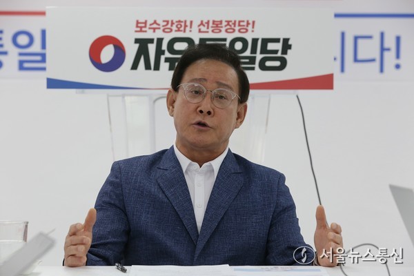 자유통일당 혁신업무를 지난 6월 20일부터 개시한 이종혁 자유통일당 신임 혁신위원장이자 사무총장은 최근 서울 여의도 자유통일당 당사에서 진행한 인터뷰에서 당 혁신위원장으로서의 고견과 한국 정치에 대한 개인적인 의견 등을 말하고 있다. 2024.07.15. (공동취재)