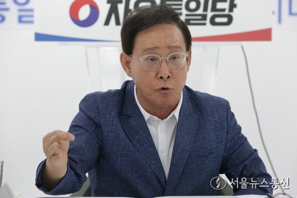 자유통일당 혁신업무를 지난 6월 20일부터 개시한 이종혁 자유통일당 신임 혁신위원장이자 사무총장은 최근 서울 여의도 자유통일당 당사에서 진행한 인터뷰에서 당 혁신위원장으로서의 고견과 한국 정치에 대한 개인적인 의견 등을 말하고 있다. 2024.07.15. (공동취재)