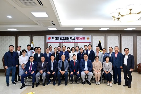 지지를 표명한 서울시의원들과 기념사진 촬영 중인 박정훈 최고위원 후보(가운데) /서울시의회 
