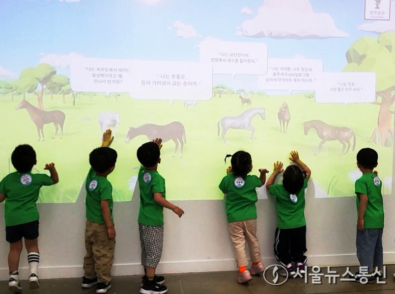 말박물관 단체견학하는 어린이 관람객들 / 사진 = 한국마사회