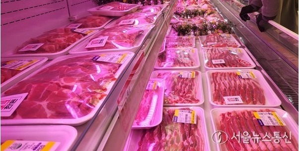 서울 서초구 하나로마트 양재점에서 시민들이 한우를 고르고 있다. (2024.03.07) / 사진 = 서울뉴스통신 이성현 기자