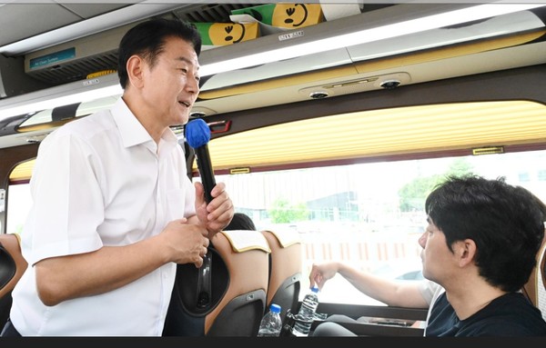 김동근 의정부시장이 문희경 등 연예인들과 함께 ‘의정부하루여행’에 참여했다