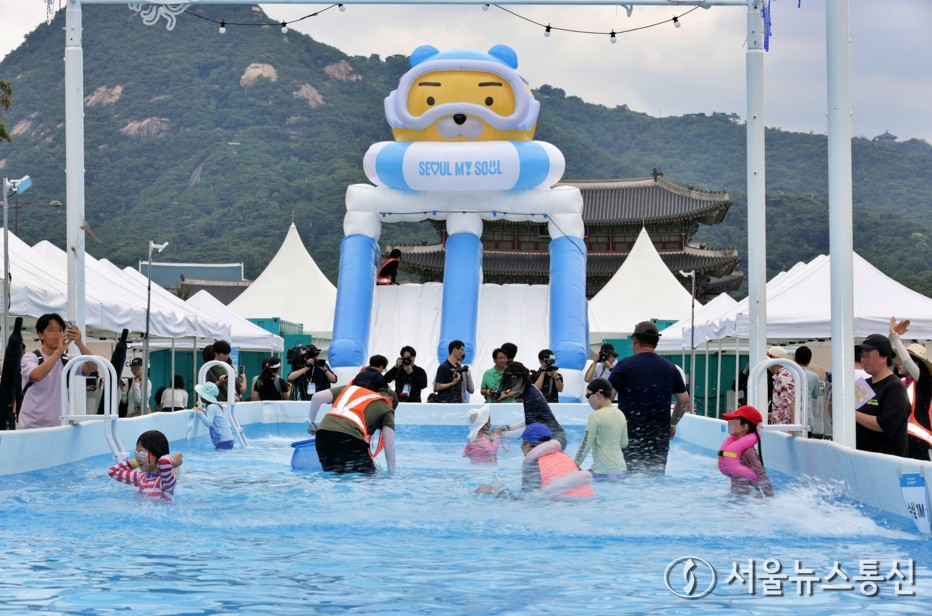 내일(27일)은 전국 대부분 지역에 무더위가 이어지는 가운데 천둥·번개를 동반한 매우 강하고 많은 비가 내리는 곳이 있겠다. 사진은 26일 서울 광화문광장에 개장한 2024 서울썸머비치에서 물놀이를 즐기는 어린이 모습. (2024.07.26) / 사진 = 서울뉴스통신 신현성 기자