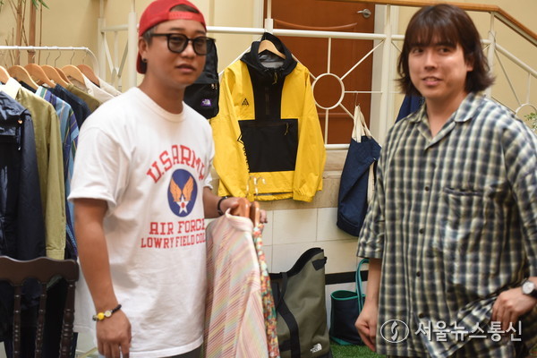 3일 오전 제주도 탑동 소재 라마다프라자 제주호텔 ‘탑동살롱’ 행사장에서 일반인들이 빈티지 물건 등을 둘러보고 있다. 사진 이민희 기자 