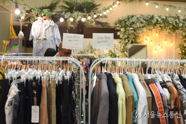 3일 오전 제주도 탑동 소재 라마다프라자 제주호텔 ‘탑동살롱’ 행사장에서 일반인들이 빈티지 물건 등을 둘러보고 있다. 사진 이민희 기자 