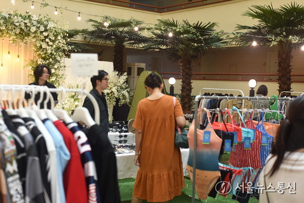 3일 오전 제주도 탑동 소재 라마다프라자 제주호텔 ‘탑동살롱’ 행사장에서 일반인들이 빈티지 물건 등을 둘러보고 있다. 사진 이민희 기자 