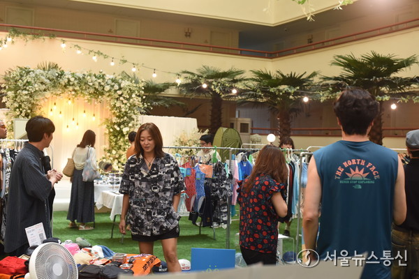 3일 오전 제주도 탑동 소재 라마다프라자 제주호텔 ‘탑동살롱’ 행사장에서 일반인들이 빈티지 물건 등을 둘러보고 있다. 사진 이민희 기자 