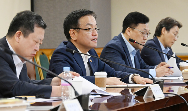 최상목 부총리 겸 기획재정부 장관이 6일 오전 서울 중구 은행회관에서 최근 국내외 금융시장 동향과 관련 긴급 거시경제 금융현안 간담회에서 발언하고 있다. 기획재정부 제공 사진 2024.08.06 snakorea.rc@gmail.com