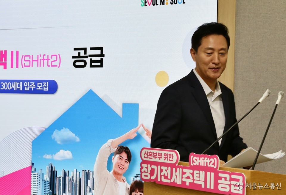 오세훈 서울시장이 10일 오후 서울 중구 서울시청에서 '신혼부부 장기전세주택 II(SHift2)' 공급 관련 브리핑을 위해 단상으로 향하고 있다. (2024.07.10) / 사진 = 서울뉴스통신 신현성 기자