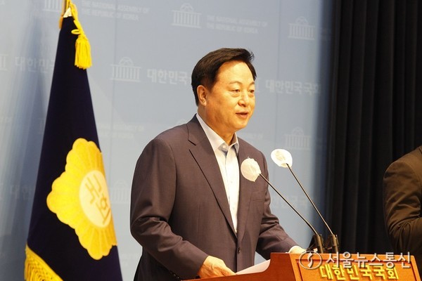 더불어민주당 김두관 당대표 후보가 12일 국회 소통관에서 기자회견을 열고 윤석열 조기종식과 개헌을 위한 국민대연합 ‘7대 공동강령’과 집권을 위한 민주당 '4대 혁신안'을 제안하고 있다. 2024.08.12. / 서울뉴스통신 이창호 기자