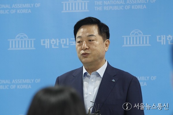 더불어민주당 김두관 당대표 후보가 12일 국회 소통관에서 기자회견을 마치고 취재진의 질문에 답하고 있다. 2024.08.12. / 서울뉴스통신 이창호 기자