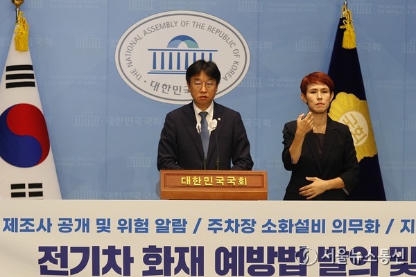 이용우 의원이 13일 오후 국회 소통관에서 기자회견을 열고 최근 인천 서구 아파트에서 발생한 벤츠 전기차 화재에 대한 근본적인 대책과 해결을 위한 ‘전기차 화재 안전법’을 발의하고 있다. 2024.08.13. / 서울뉴스통신 이창호 기자 