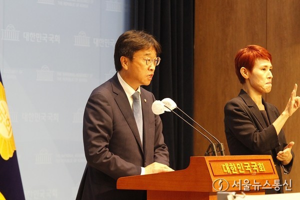 이용우 의원이 13일 오후 국회 소통관에서 기자회견을 열고 최근 인천 서구 청라아파트에서 발생한 벤츠 전기차 화재에 대한 근본적인 대책과 해결을 위한 ‘전기차 화재 안전법’을 발의하고 있다. 2024.08.13. / 서울뉴스통신 이창호 기자 