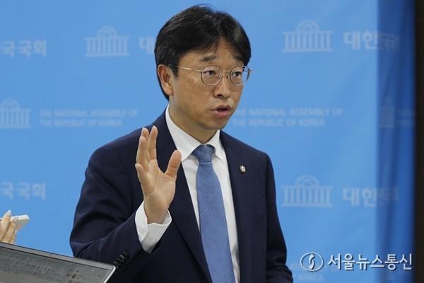 이용우 의원이 13일 오후 국회 소통관에서 기자회견을 마치고 취재진의 질문에 답하고 있다. 2024.08.13. / 서울뉴스통신 이창호 기자