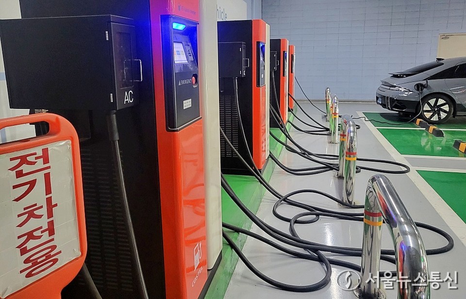 서울시가 9일 전기차 화재 예방을 위해 '90% 충전제한' 정책을 추진한다고 밝힌 가운데 앞으로 공동주택 지하주차장은 충전율이 90% 이하인 차량만 출입할 수 있게 제한될 예정이다. 사진은 이날 서울시내의 한 아파트 지하 주저장 내 전기차 충전소 모습. 2024.08.09/ 사진 = 서울뉴스통신 이성현 기자