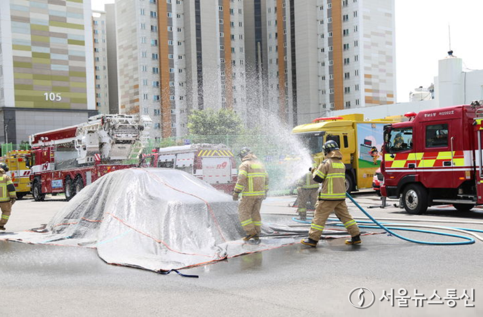 서산소방서가 늘고 있는 전기자동차 화재의 신속 대응을 위해 워터포켓을 활용한 훈련 및 시연회를 갖고 있다. 워터포켓은 열폭주 상태의 배터리를 냉각시키는 2차 화재진압훈련이다. (2024.06.18) / 사진 = 서산소방서 제공