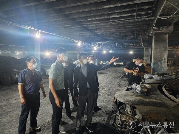 지난 4일 인천 서구 전기차 화재 피해 현장을 점검하는 이용우 의원 / 사진 = 이용우 의원실 제공