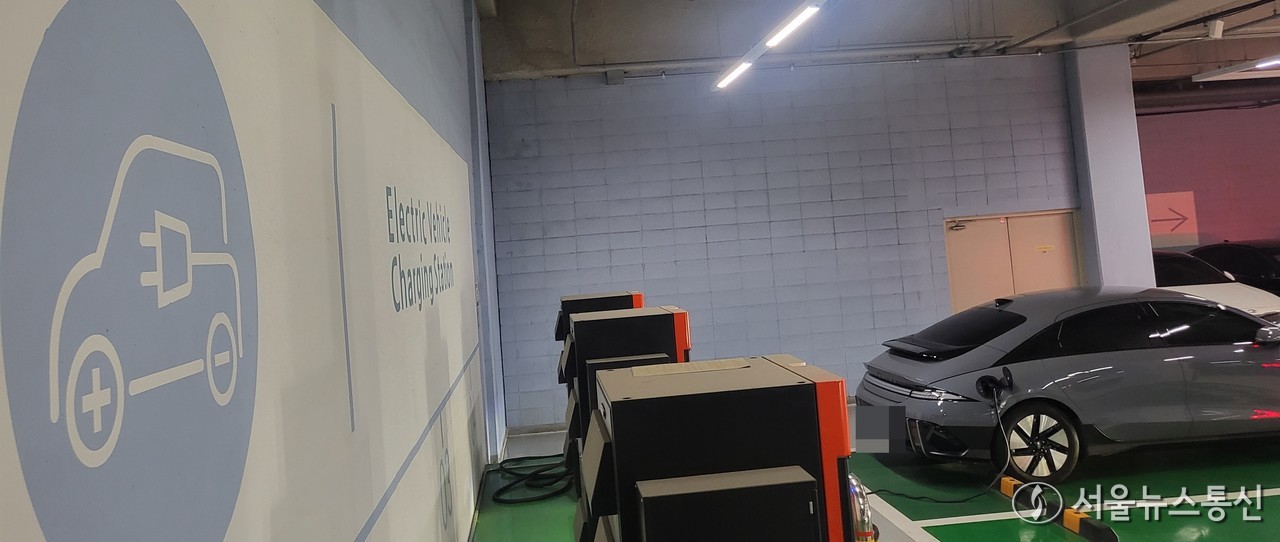 서울시가 9일 전기차 화재 예방을 위해 '90% 충전제한' 정책을 추진한다고 밝힌 가운데 앞으로 공동주택 지하주차장은 충전율이 90% 이하인 차량만 출입할 수 있게 제한될 예정이다. 사진은 이날 서울 시내으 ㅣ한 아파트 지하 주차장 내 전기차 충전소 모습. 2024.08.09/ 사진 = 서울뉴스통신 이성현 기자