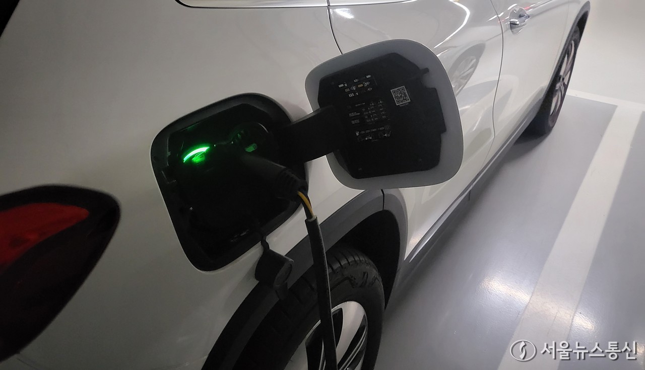 서울시가 9일 전기차 화재 예방을 위해 '90% 충전제한' 정책을 추진한다고 밝힌 가운데 앞으로 공동주택 지하주차장은 충전율이 90% 이하인 차량만 출입할 수 있게 제한될 예정이다. 사진은 이날 서울시내의 한 아파트 지하 주저장 내 전기차 충전소 모습. 2024.08.09/ 사진 = 서울뉴스통신 이성현 기자