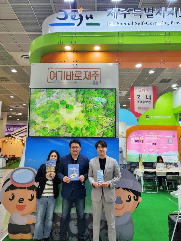 이태암 신임 수도권제주관광홍보사무소장(사진 가운데)은 최근 청계천 인근에서 기자와 만나 “‘제주 관광 포럼’준비하며 지자체 간 관광 경주에 속도 낼 터”라고 밝혔다. 2024.08.14. 